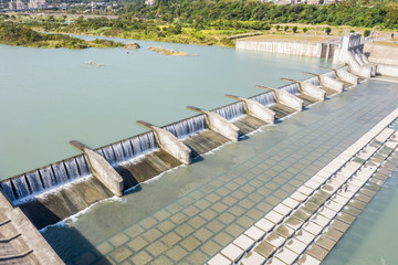 small dam in the daytime
