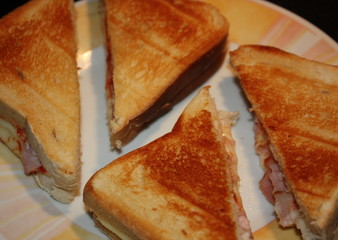 Getoastetes Sandwich mit Käse und Kochschinken