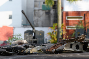 L'aile d'une épave d'un avion américain B52 abattu par l'armée du Vietnam  et un canon anti aérien à Hanoï, au Vietnam.