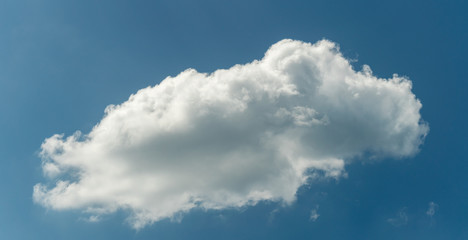 Obraz premium White cloud in the blue sky background.