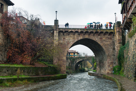 Puente en Potes sobre el r&iacute;o Quiviesa