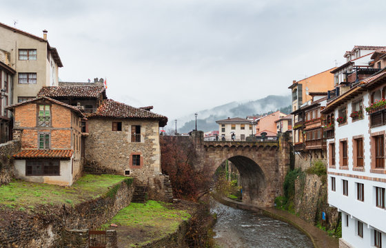 Vista de Potes en la ribera del r&iacute;o Quiviesa