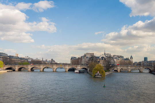 Vista del Sena en Par&iacute;s desde el puente