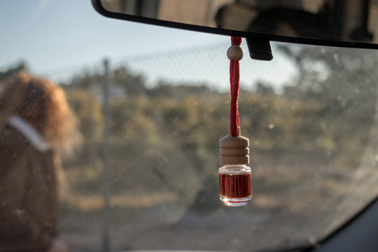 Ambientador de coche atado en el retrovisor de un coche