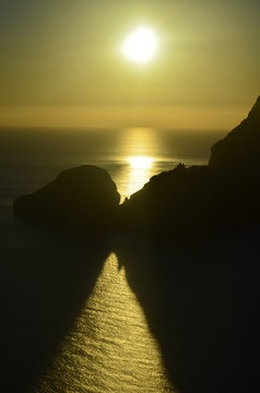 sol entre los islotes del atardecer en el mar mediterraneo