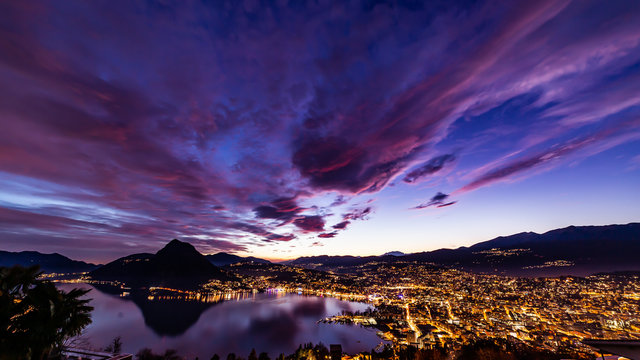 Colori del crepuscolo sulla citt&agrave; di Lugano illuminata