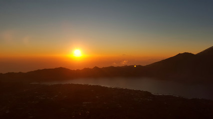 Sonnenaufgang vom Vulkan auf Bali