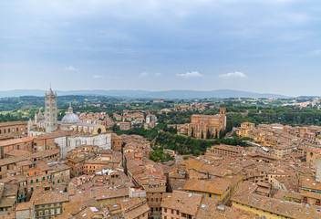 Fototapeta na wymiar Stadt Siena Draufsicht Häuser und Dom im Vordergrund im Hintergrund Hügel und Himmel