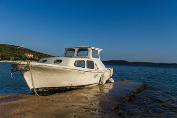 Fototapeta na wymiar Boot Kabinenboot am Bootssteg bei blauem Himmel im Sommer