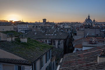 Fototapeta na wymiar Tramonto sui tetti di Roma
