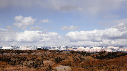Montagnes enneigées à Bryce Canyon 