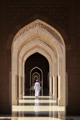Mann in einer Moschee in Oman - obrazy, fototapety, plakaty
