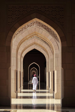 Mann in einer Moschee in Oman