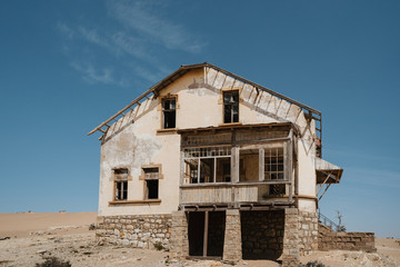 Fototapeta na wymiar abandoned big house on a high desert plain