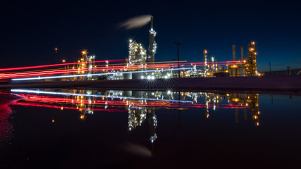 Fototapeta na wymiar oil refinery at night