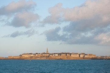 Fototapeta premium france. Bretagne. Saint Malo. vue panoramique de la vieille ville et des remparts au dessus de l'océan. panoramic view of the old town and the ramparts above the ocean.