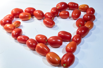 Tomates frescos dispuestos en forma de corazón.