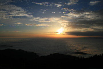 Sonnenuntergang auf dem Hochblauen in Südbaden geschlossene Wolkendecke