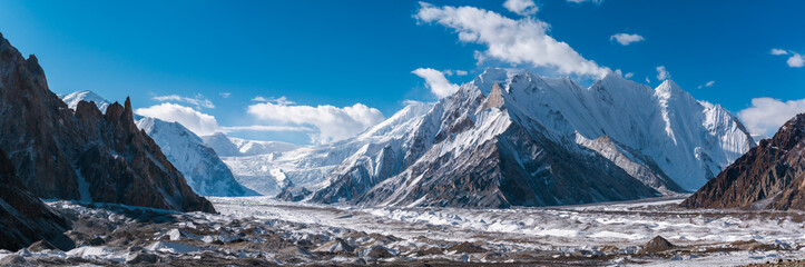 Vue panoramique du glacier Upper Baltoro avec Vigne Peak au milieu et Chogolisa Peak, Snow Peak, Baltoro Kangri en arrière-plan, de Concordia, Pakistan