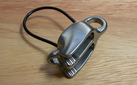 Belay device (ATC) with guide mode function