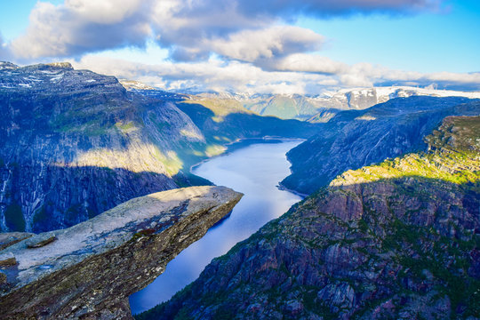 The Tolltunga without people. Norway.