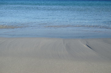 Fototapeta na wymiar suave oleaje en la playa de la isla de formentera