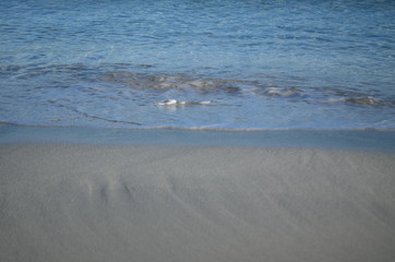suave oleaje en la playa de la isla de formentera