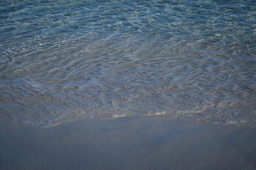 suave oleaje en la playa de ibiza mar mediterraneo