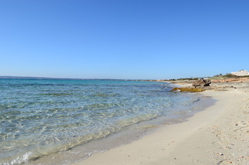 aguas claras en la costa de ibiza