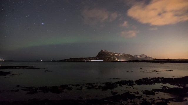 Timelapse d'aurore bor&eacute;ale dans les &Icirc;les Lofoten, Norv&egrave;ge  