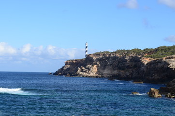 faro sobre el acantilado de la costa en la isla de formentera