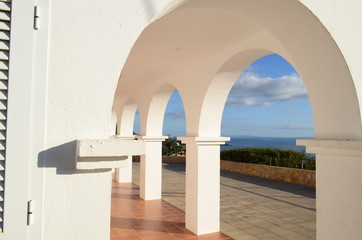 pilares blancos arqueados, Ibiza España - 314755779