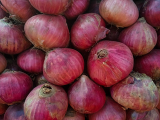 red onions at the market