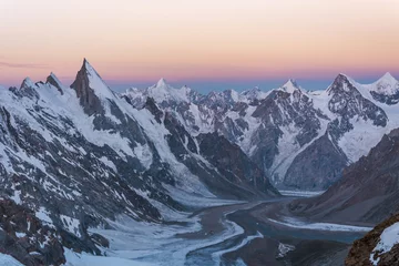 Photo sur Plexiglas K2 Close-up view of Laila Peak range and Kuispang Camp before sunrise on the top of Gondogoro La, Pakistan