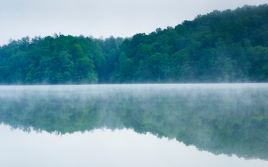 Obraz na płótnie Canvas Early morning fog on a lake in Virginia USA