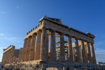 Obraz premium Świątynia Partenonu na Akropolu w Atenach, Grecja. Światło złotej godziny.