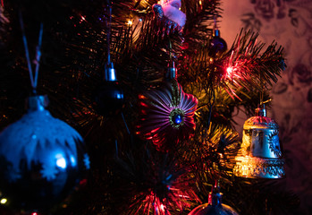 Obraz na płótnie Canvas christmas toys on the christmas tree with garland