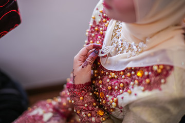 Very beautiful and unique henna paintings on both hands of the bride.