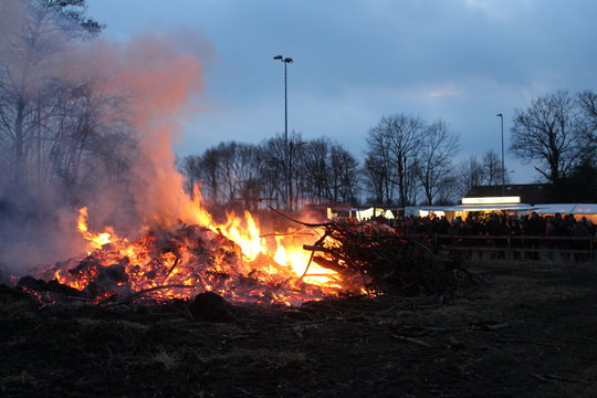 Osterfeuer in Nienburg Niedersachsen zu Ostern mit Feuer und Bier und Bierwagen