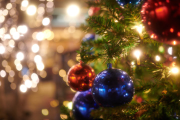 Fototapeta na wymiar クリスマスツリーと飾りとイルミネーション