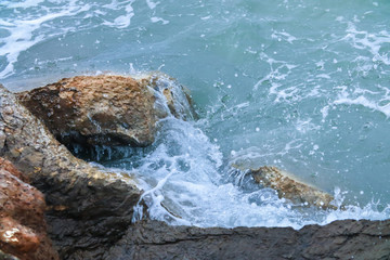 Naklejka premium Big waves crashing on the rocks