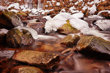 Langzeitbelichtung von vereisten Wasserfall im Winter im Harz