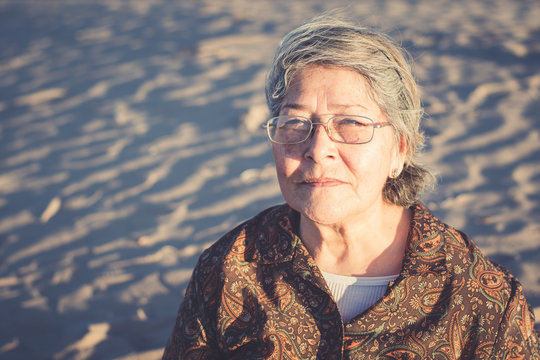 Hermosa abuela mexicana feliz disfrutando de su viaje al desierto en México
