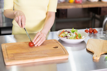 料理をする女性　ボディーパーツ　手元