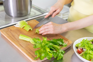 料理をする女性　ボディーパーツ　手元