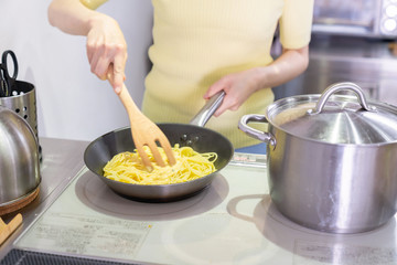 料理をする女性　ボディーパーツ　手元