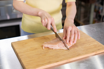 料理をする女性　ボディーパーツ　手元