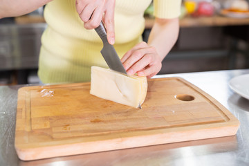 料理をする女性　ボディーパーツ　手元