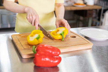 料理をする女性　ボディーパーツ　手元