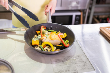料理をする女性　ボディーパーツ　手元